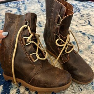 NWOT Sorel dark brown leather wedge boots